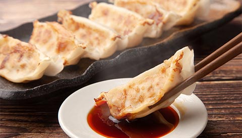 美食点心ぎょうざ館の大人気焼き餃子